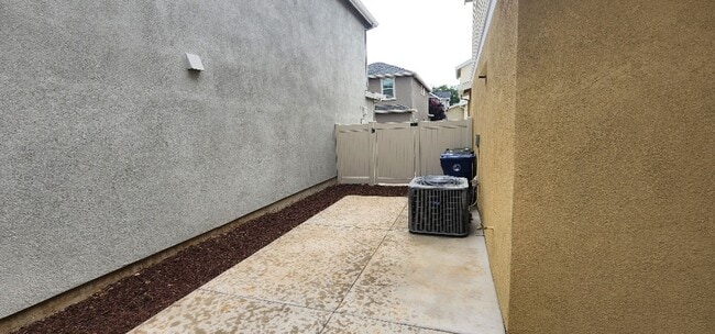 Building Photo - Newer Centrally Located Beauty!