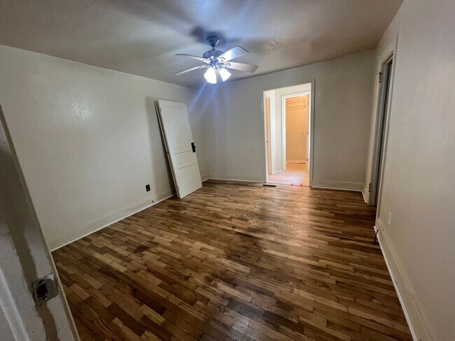 Building Photo - 4 bedroom 4 bathroom off Veterans Memorial...