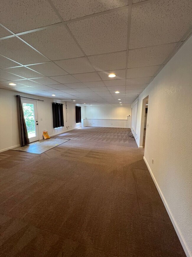 Building Photo - Spacious Basement Home with Breathtaking Views!!!