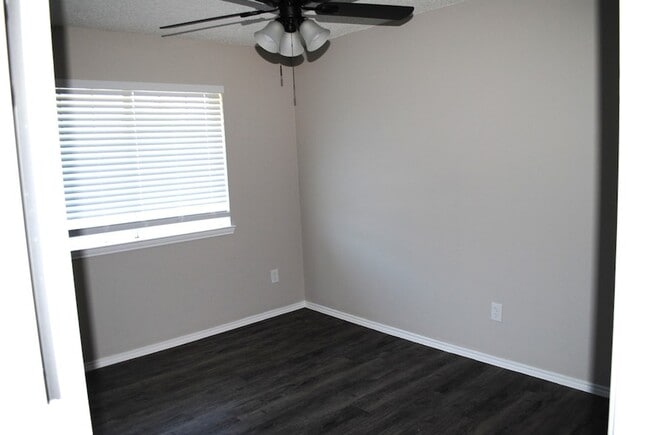 Building Photo - 305 N Elm St