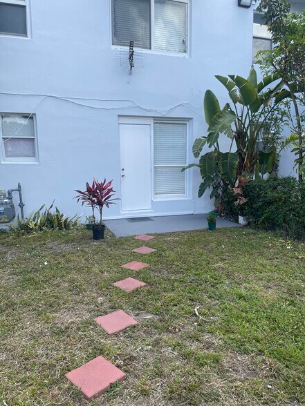 Building Photo - 1255 W 49th St