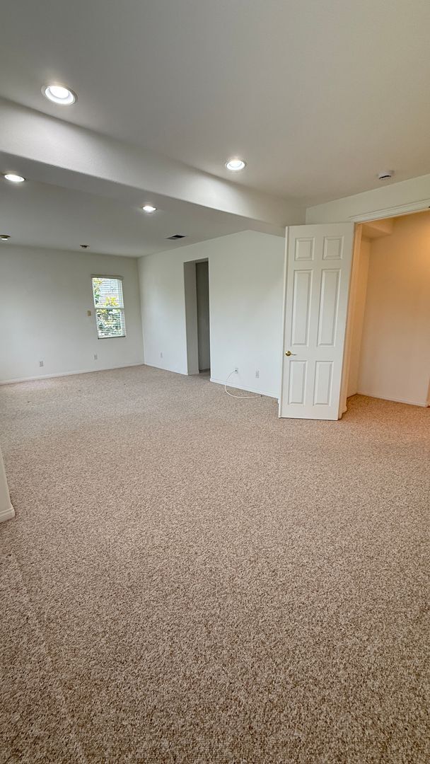 Building Photo - Spacious 4-Bedroom 3.5-Bath with Bonus Den...