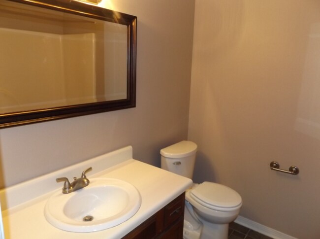 Building Photo - -Bed, 1.5-Bath Duplex in Bellview with Garage, Indoor Laundry, and Private Fenced Backyard