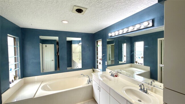 Building Photo - 14834 Charlmont Dr