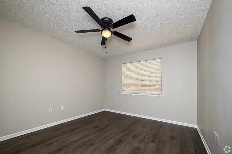 Building Photo - 2121 Lobdell Blvd