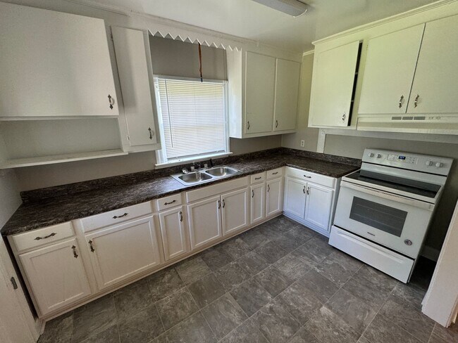 Building Photo - 3 Bedroom House Near Piggly Wiggly