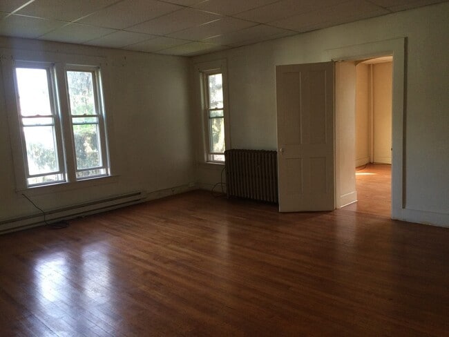 Building Photo - 1064 Park St