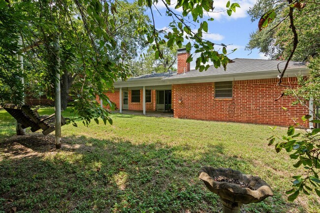 Building Photo - Classic in Cleburne