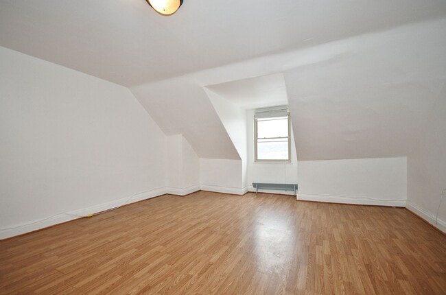 Building Photo - South Side 3BR - Simple, Solid, Ready