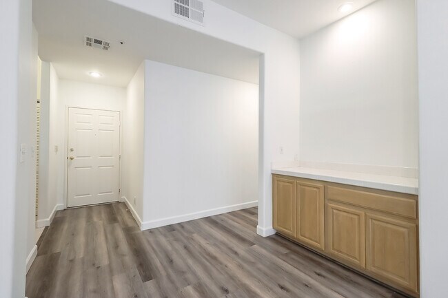 Building Photo - 11920 Goshen Ave