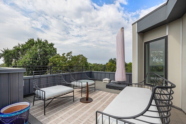 Building Photo - End unit 2bed/2.5 bath plus bonus office/r...