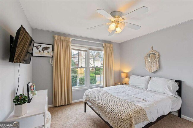 Building Photo - 2437 Pondside Pl NE