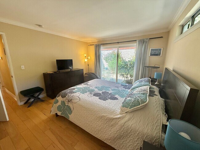 Building Photo - Furnished!! - One story gem in North Davis