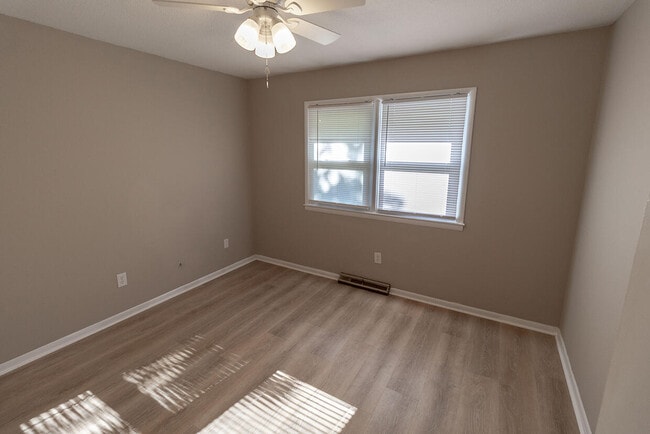 Building Photo - 3006 Lynnwood Dr