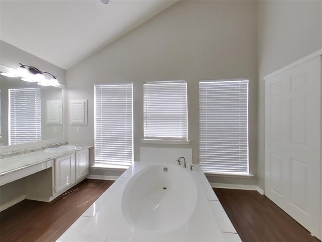 Building Photo - 13822 Cantwell Dr