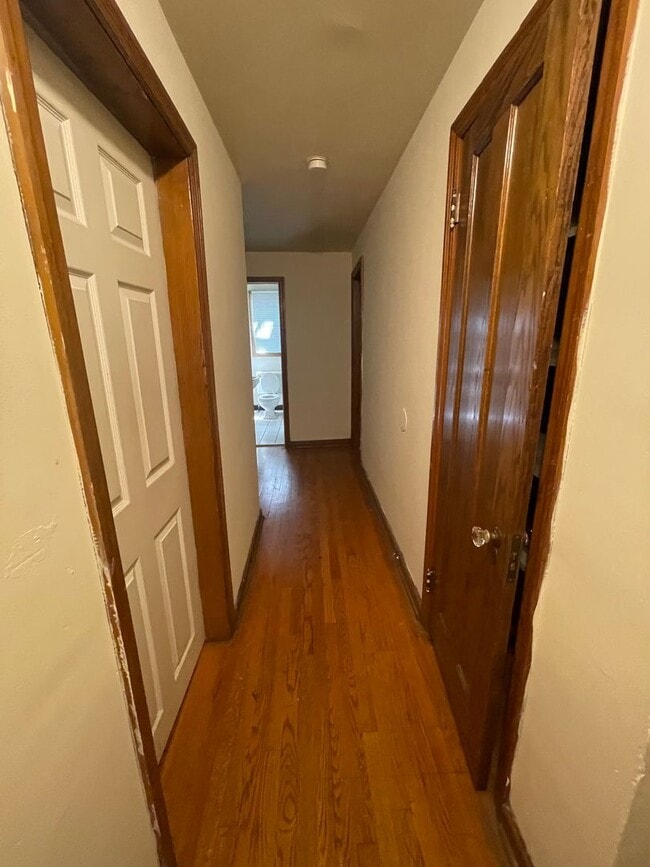 Building Photo - 4 bedroom 1 1/2 bath single family house with yard.