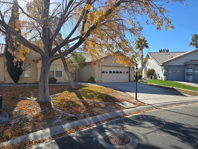 Building Photo - GUARD GATED SINGLE STORY HOME WITH FENCED ...