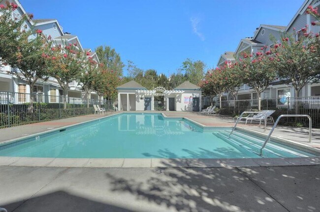 Building Photo - Spacious Remodeled Top Floor Condo, A/C, W...