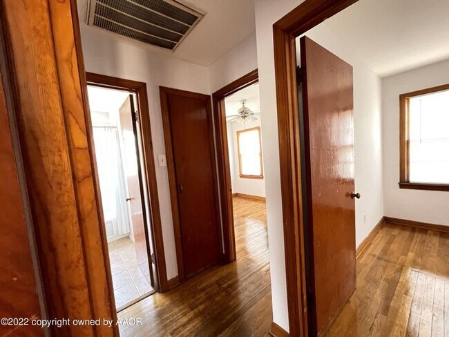 Building Photo - Cute 2bedroom 1 bathroom perfect for a truck driver