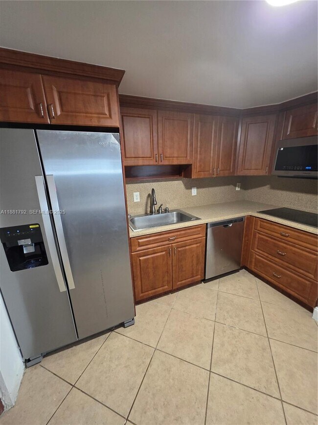 Building Photo - 905 Brickell Bay Dr