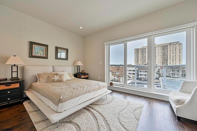 Building Photo - 112 S Weymouth Ave