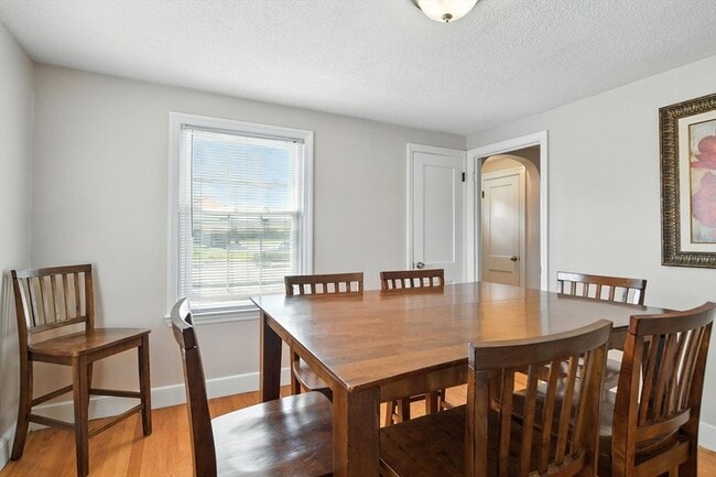 Building Photo - 1118 Boston Rd