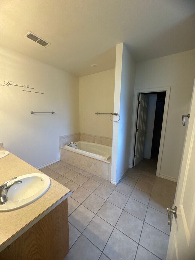 Building Photo - 3 Bed 2 Bath Home Available 10/13