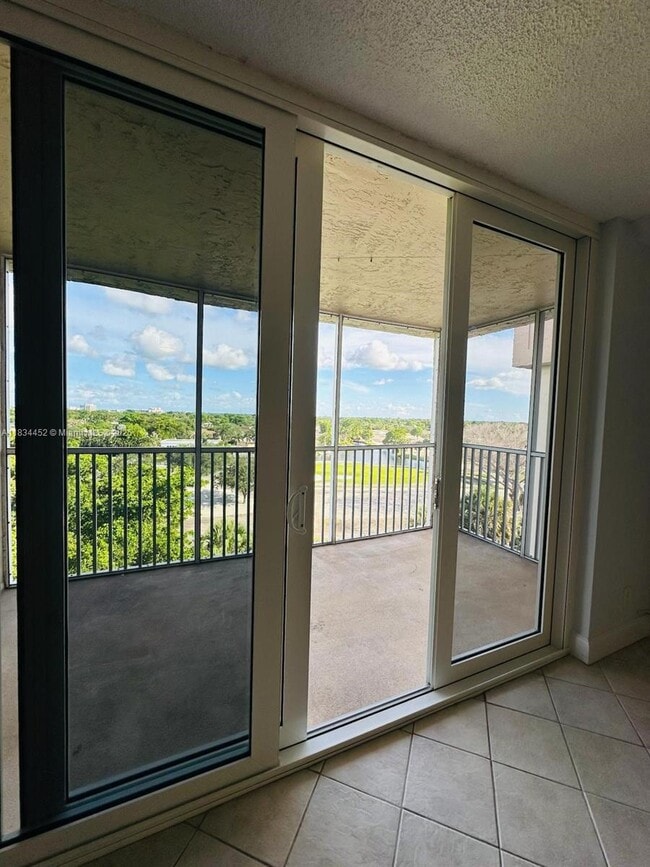 Building Photo - 250 Jacaranda Dr