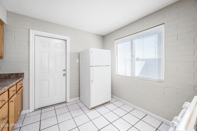 Building Photo - 837 E Alice Ave