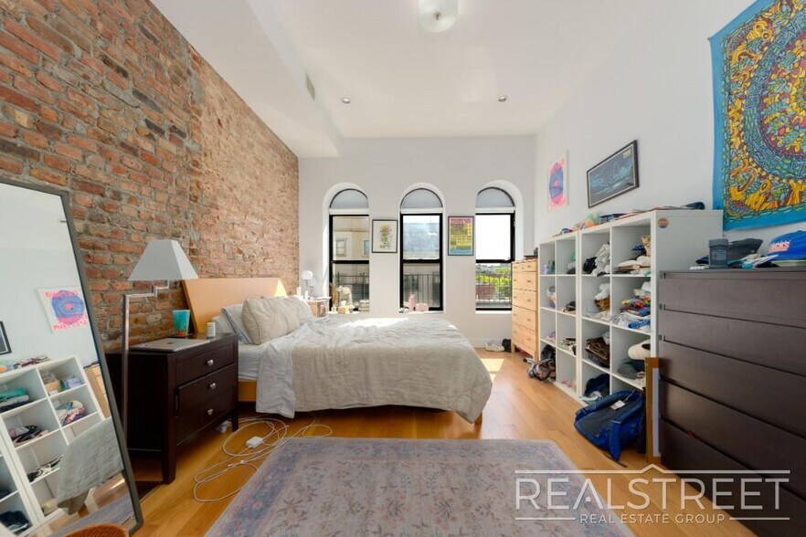 Building Photo - LOFT-LIKE 1 BED w PRIVATE ROOF DECK + LAUNDRY IN-UNIT