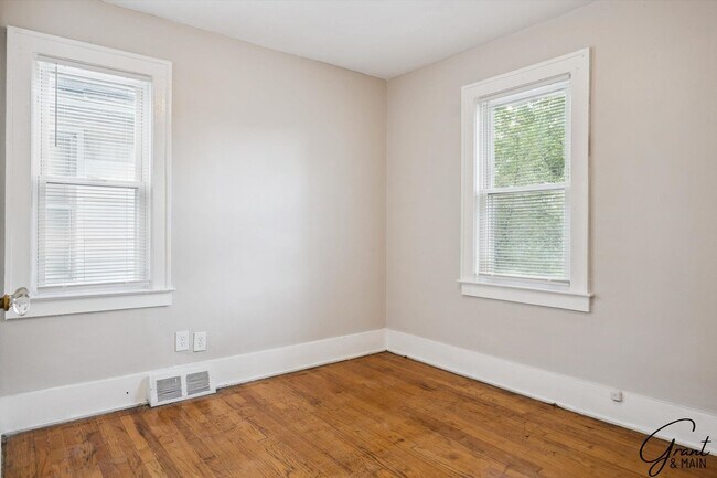 Building Photo - $1250 3 bedrooms