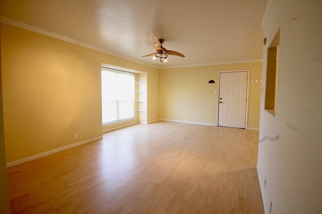 Building Photo - BEAUTIFUL HOME. UTILITIES INCLUDED!!!!
