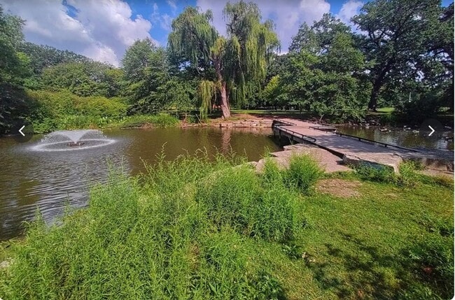 Building Photo - Belmont Cragin 2 Bed/1 Bath ~ Heat Included ~ Income Guidelines Apply