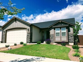 Building Photo - Immaculate 4 Bed 4 Bath Home in School Dis...