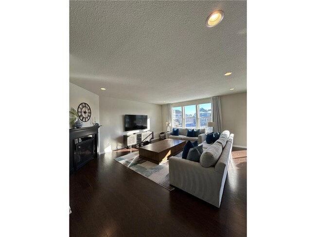 Building Photo - 5785 Urbandale Ln N