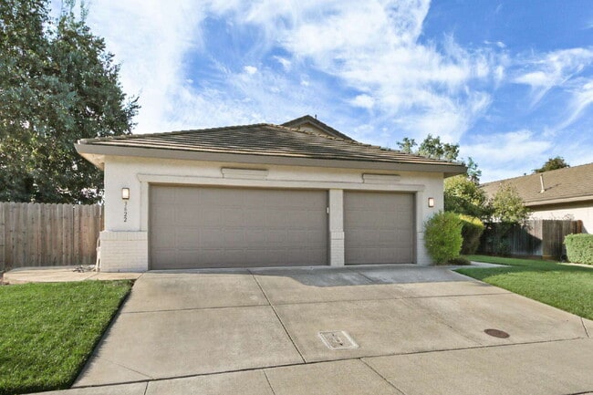 Building Photo - Single-Story 3-Bedroom with 3-Car Garage in Mace Ranch