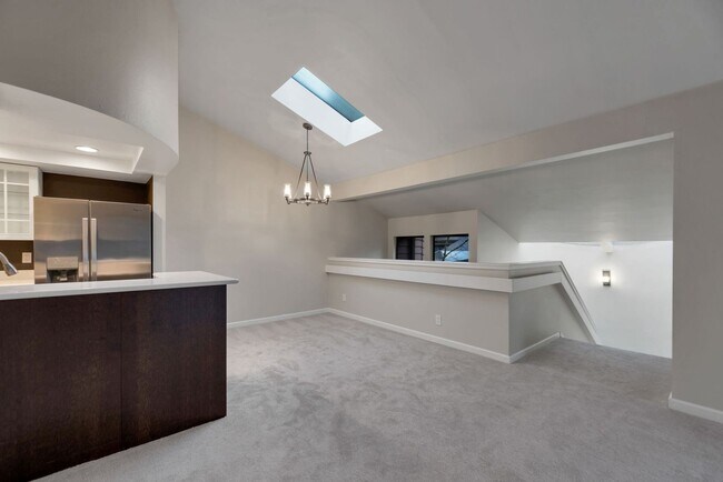 Building Photo - Great 1bed 1bath Location in Kirkland! Parking and W/S/G included in rent