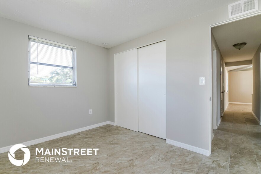 Building Photo - 2472 Waneta Dr