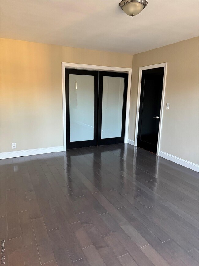 Building Photo - 555 Broadway