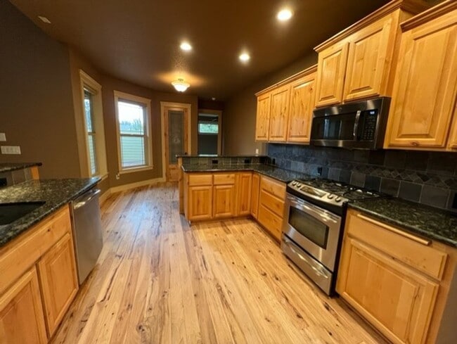 Building Photo - Craftsman home with many upgrades & RV Parking