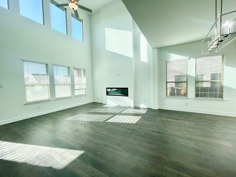 Building Photo - 16643 Chadwell Dr