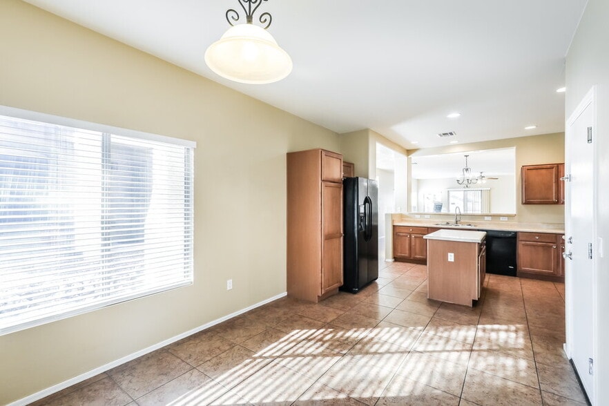 Building Photo - 526 W Calle Sombra Linda