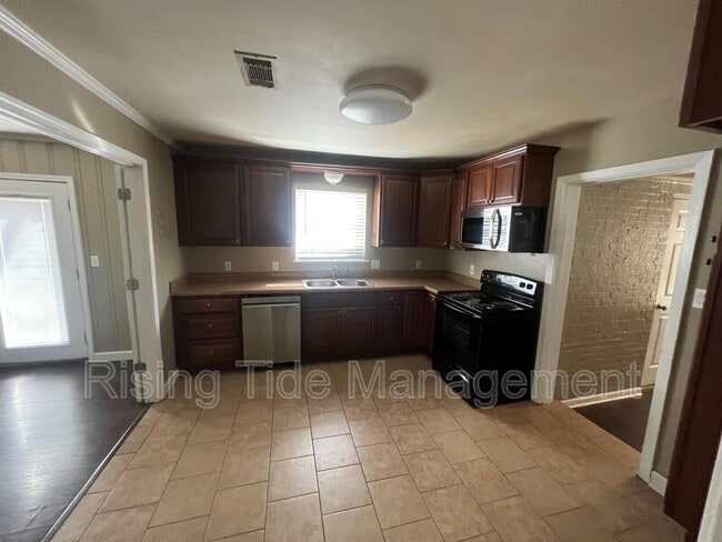 Building Photo - 3704 Honeysuckle Rd