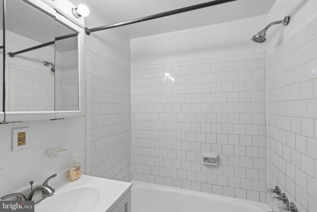 Building Photo - 7116 Donnell Pl