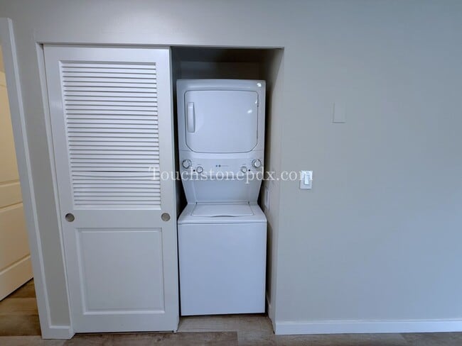 Building Photo - 119 SE Sweetbriar Ln