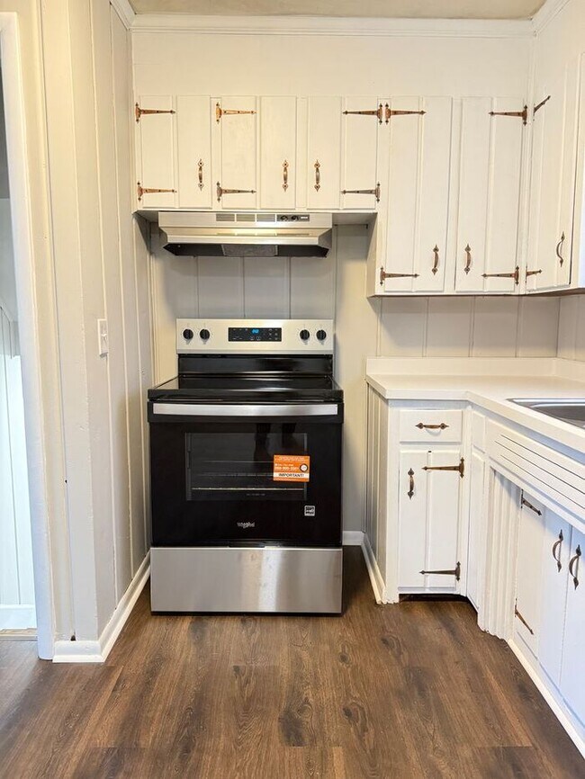 Building Photo - Renovated Multi-Story Brick House in East Nashville - Fenced in Yard