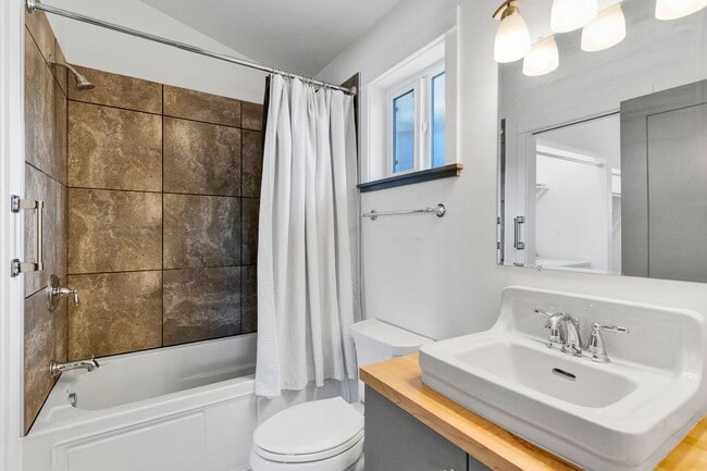Building Photo - Modern One-Bedroom Above-Garage Apartment in Central Missoula