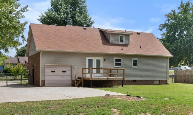 Building Photo - Newly renovated three bedroom home for ren...