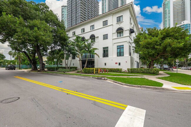 Building Photo - 3031 NE 4th Ave