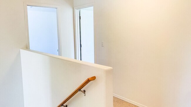 Building Photo - Beautiful 4 bedroom 3 bath townhouse w/att...